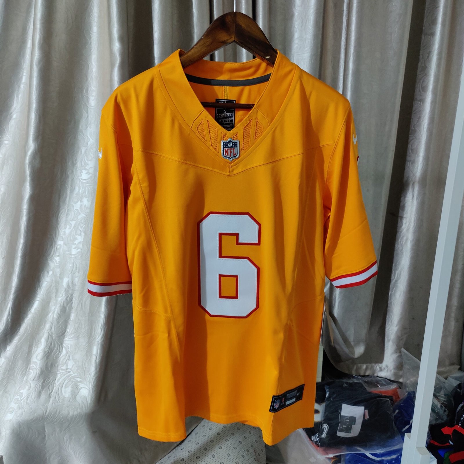 Camisa NFL Tampa Bay Buccaneers Vapor F.U.S.E. Limited Jersey Laranja - Imagem 6